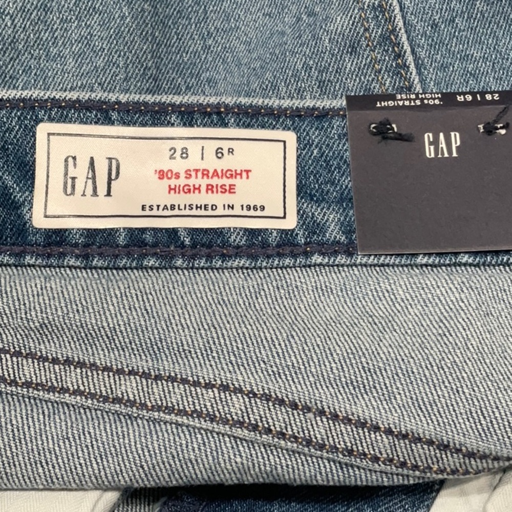 GAP 90s straight high rise. Slim through the hip & thigh. Straight leg size 28/6 - Picture 4 of 13